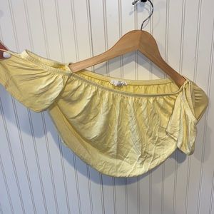 Yellow off the shoulder top 💛